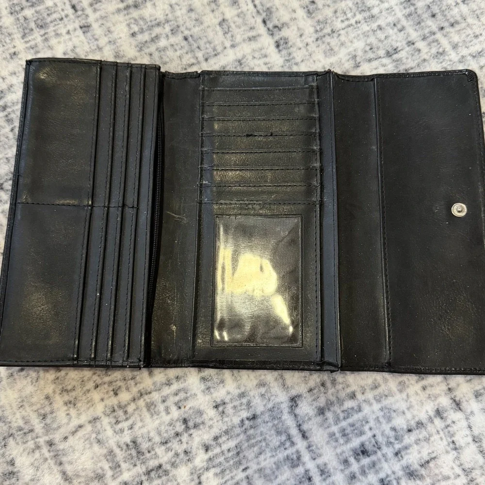 Kenneth Cole Reaction Black Leather Trifold Wallet with Logo Plaque